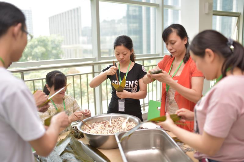 尊龙凯时生物开展“端午佳节，欢乐包棕子”活动1