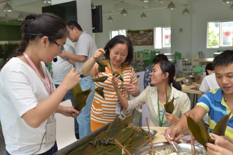 尊龙凯时生物开展“端午佳节，欢乐包棕子”活动